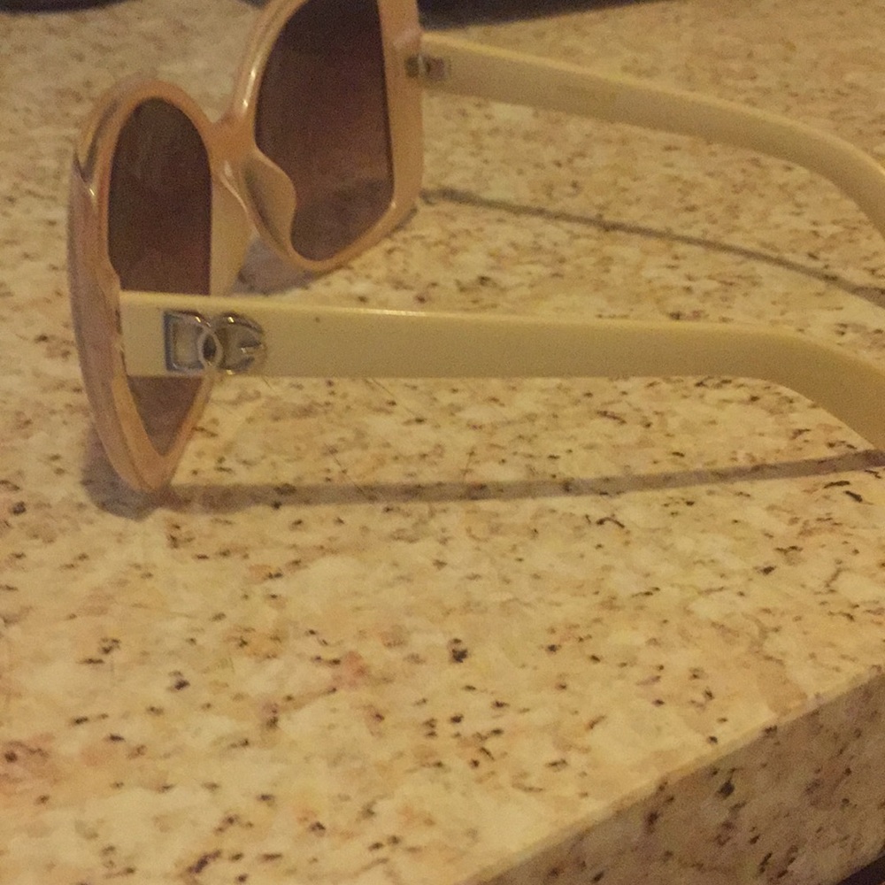 Sun glasses - Picture 3 of 3